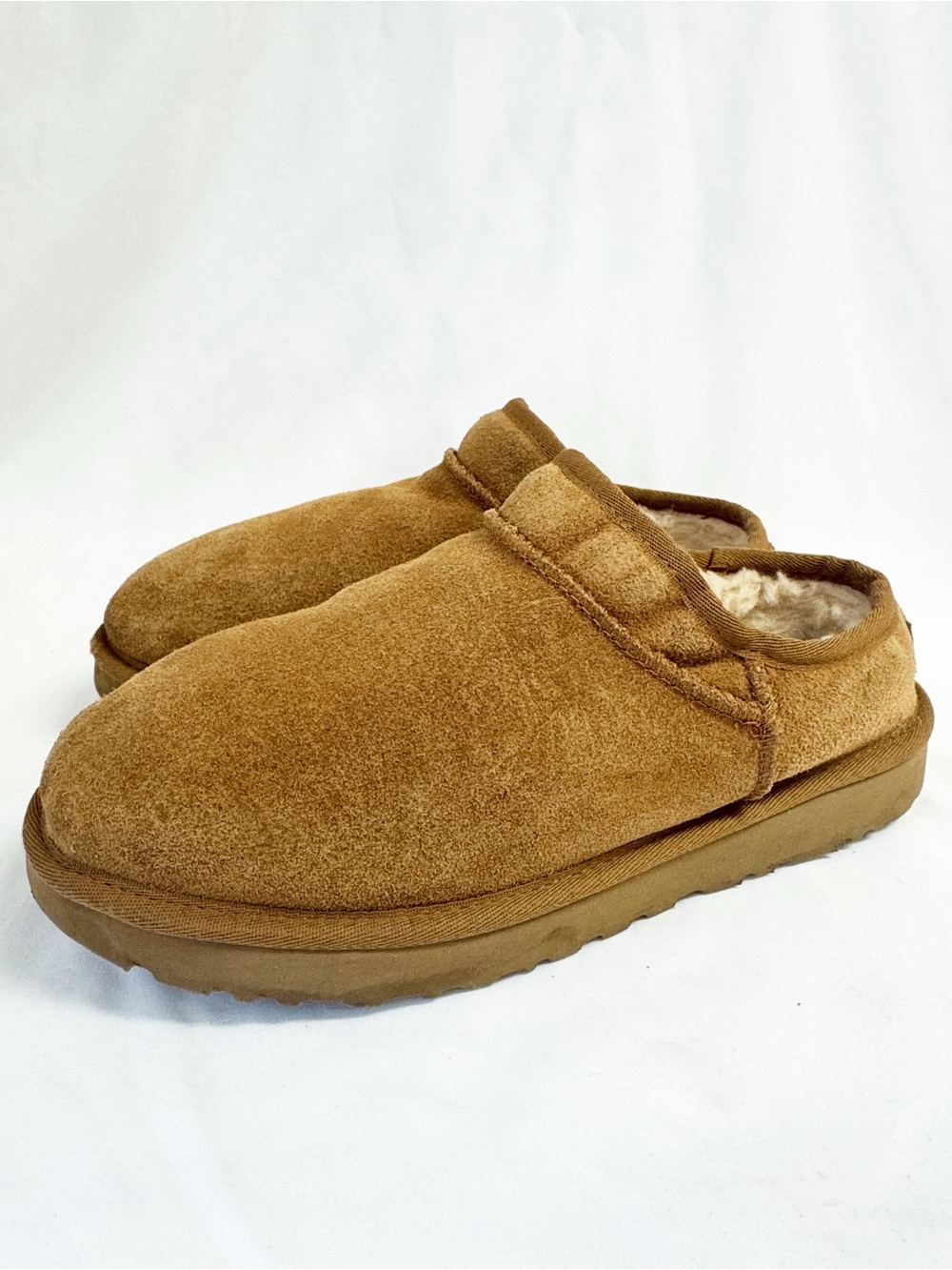 UGG Classic Slippers in Chestnut suede, plush sheepskin lining size 9